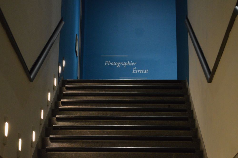 escalier au musée des beaux arts de Lyon avec une inscription sur le mur en face "Photographier Etretat"
