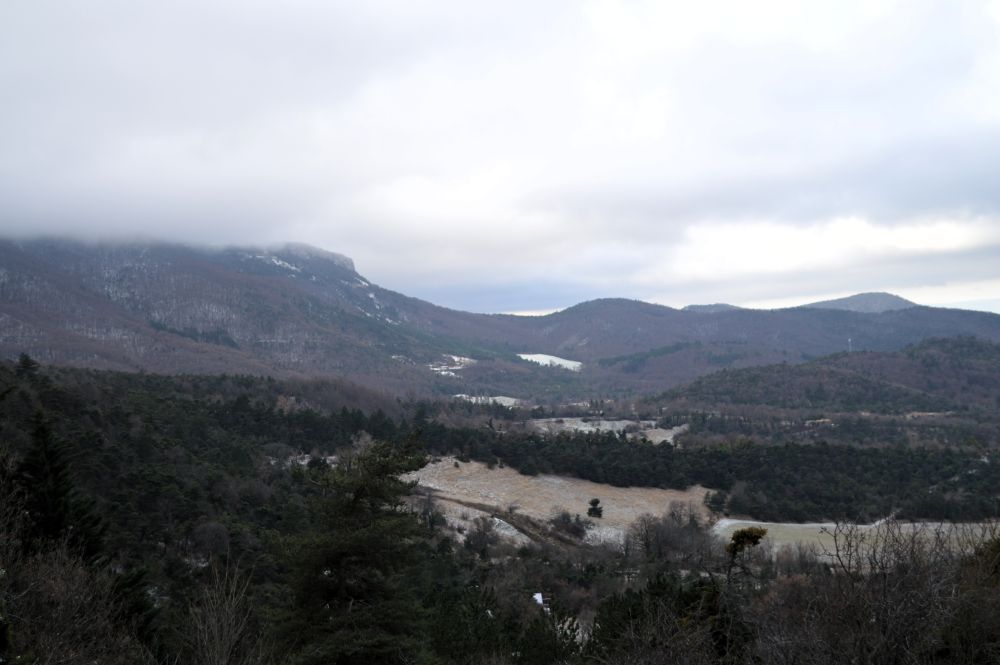 paysage de moyenne montagne avec un léger enneigement