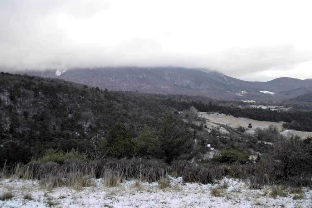 paysage de moyenne montagne avec un léger enneigement
