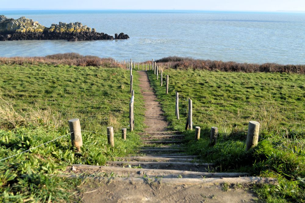 sentier sur la pointe du Grouin