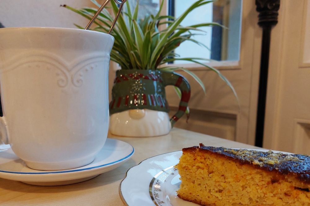 une tasse de thé et une part de gâteau