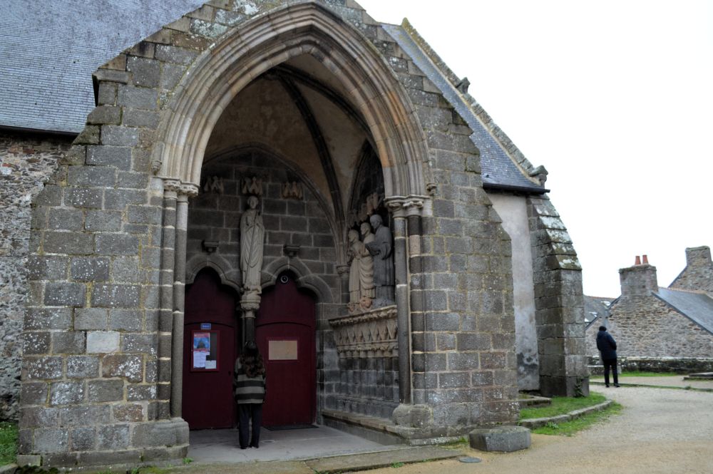 porche de l'église de Saint Suliac