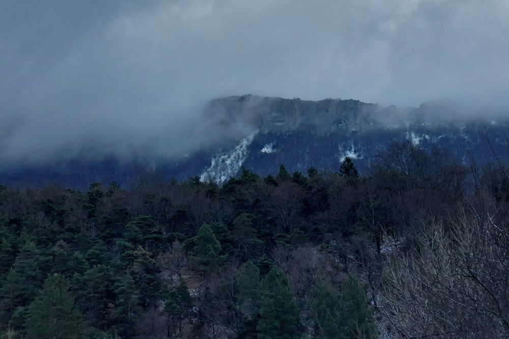 bordure du Vercors un matin d'hiver dans les nuages