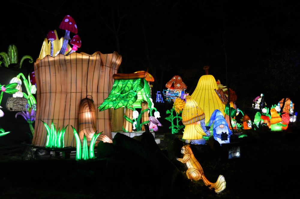 Sculptures lumineuses formant un village avec des lutins