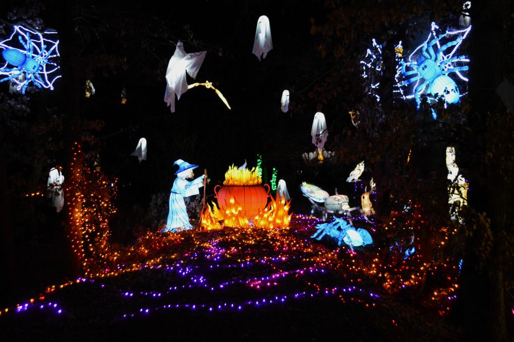 Sculptures lumineuses formant une saynète sur le thème d'Halloween
