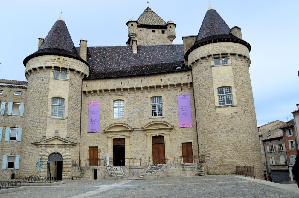 la façade du château d'Aubenas