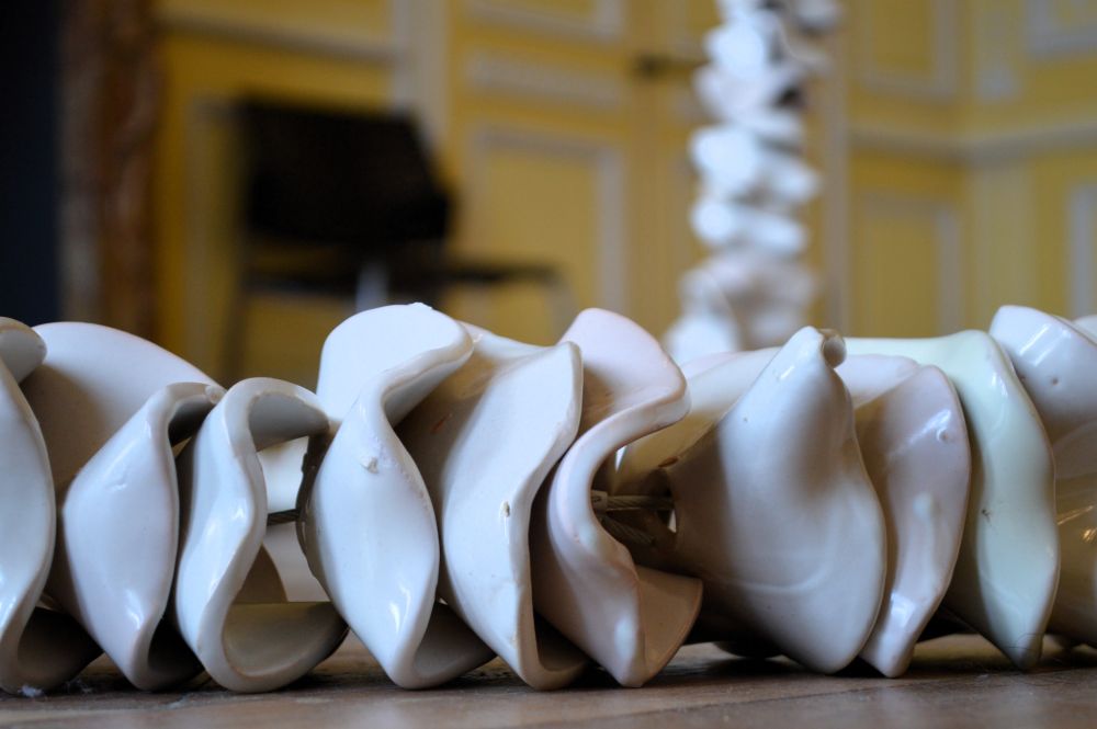 guirlande en céramique d'Isa Melsheimer au château d'Aubenas en février 2026