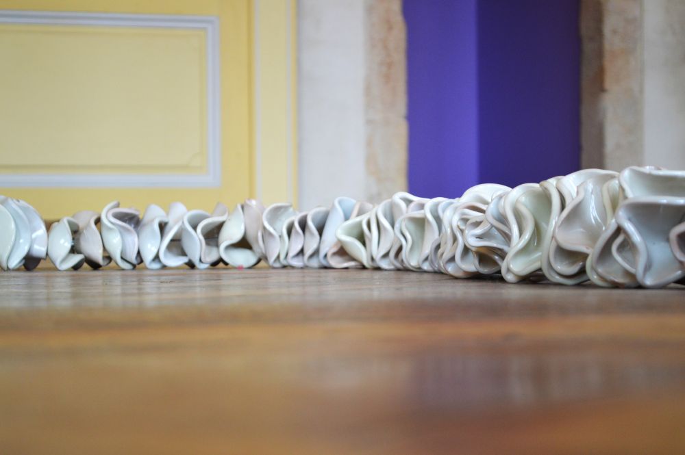 guirlande en céramique d'Isa Melsheimer au château d'Aubenas en février 2026