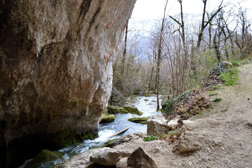 porche de la grotte de Gournier avec le ruisseau qui part vers la vallée