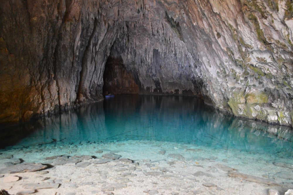 lac souterrain à l'eau de couleur bleue