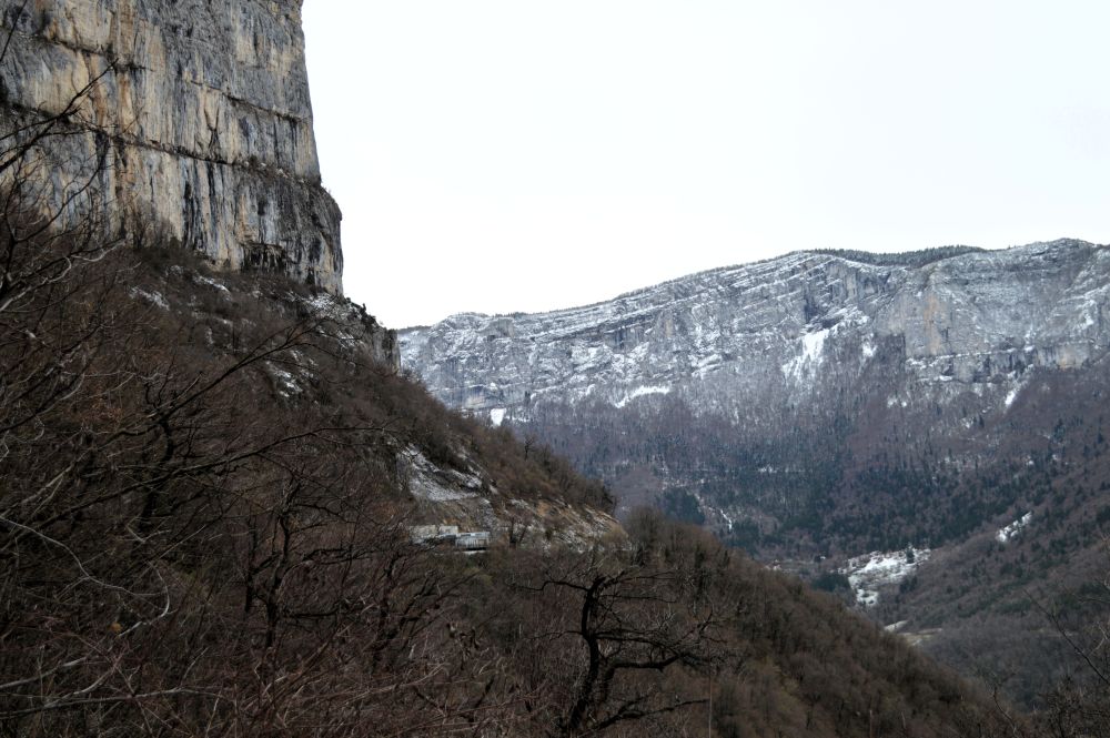 vue sur les falaises du Vercors légèrement enneigées
