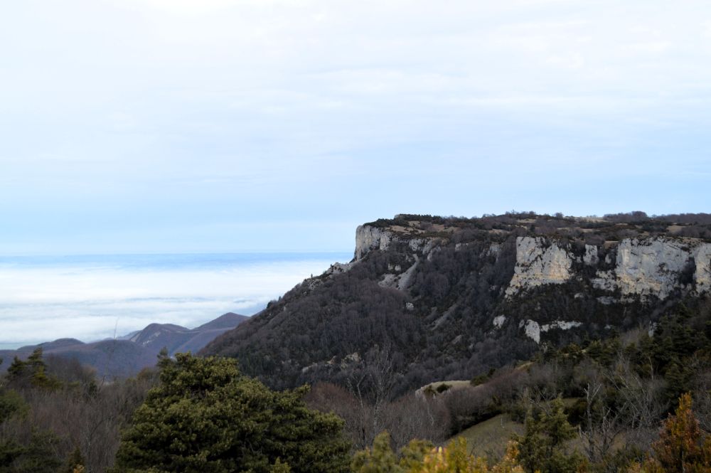 aperçu d'une mer de nuages sur la Vallée du Rhône autour de Valence au pied des falaises du Vercors