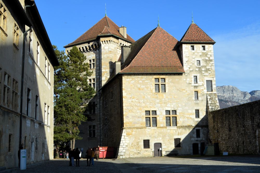 cour du château d'Annecy