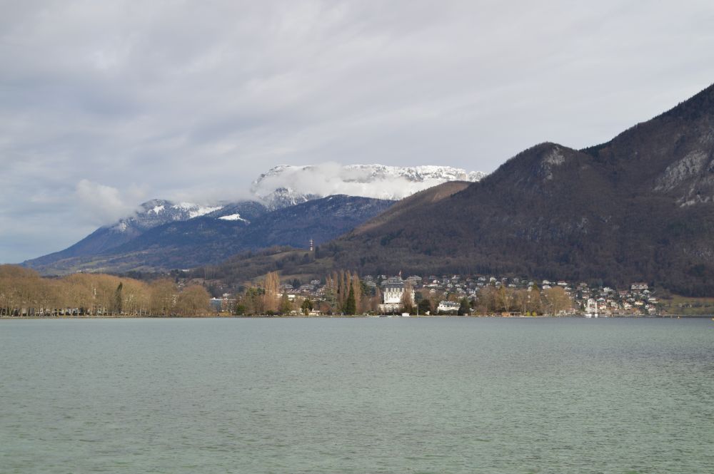 vue sur les montagnes depuis le bord du lac d'Annecy