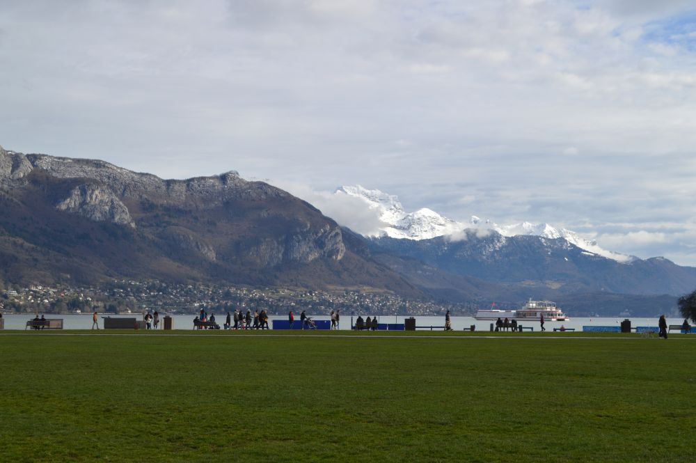 vue sur les montagnes depuis le bord du lac d'Annecy