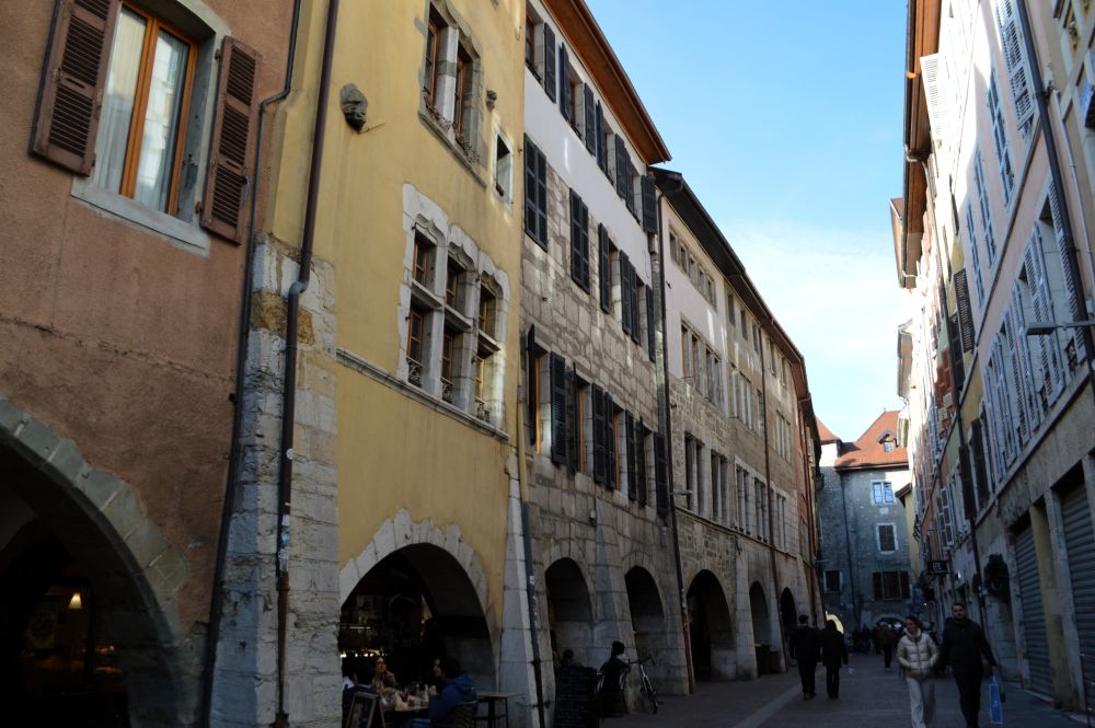 rue Sainte Claire à Annecy avec ses arcades
