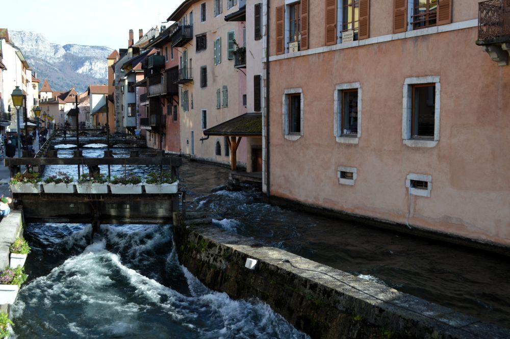 la rivière Thiou dans le centre d'Annecy
