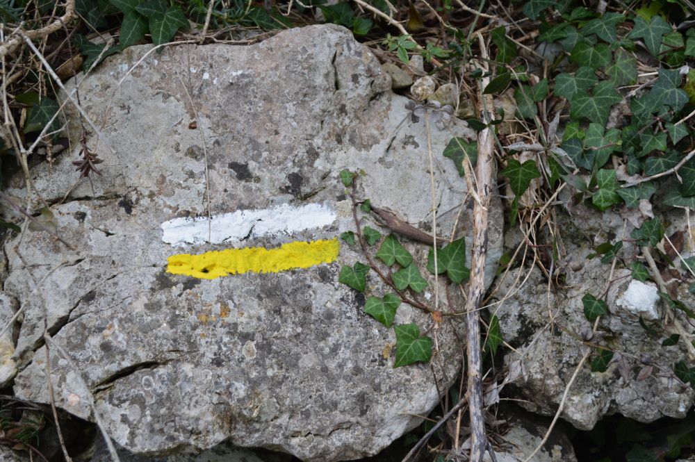 balisage de randonnée jaune blanc sur une pierre