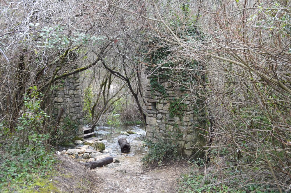 passage dans les ruines d'un moulin