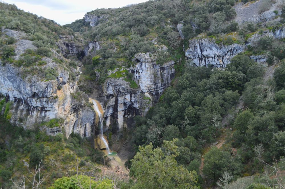 vue sur la cascade de Rochecolombe et le plateau en surplomb