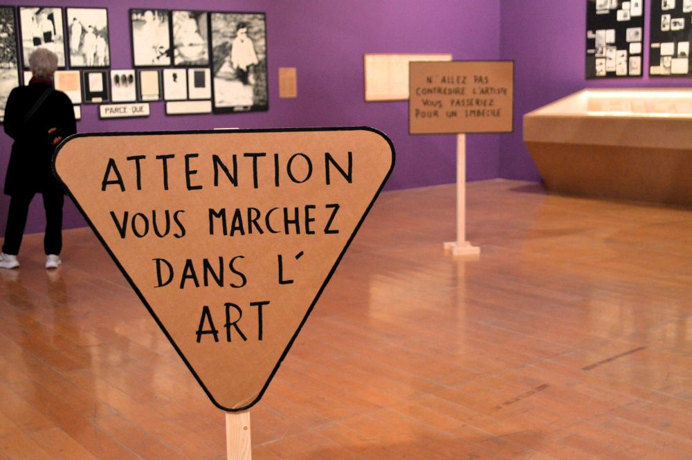 Attention vous marchez dans l'art - panneau en carton par Jean Claude Guillaumon
