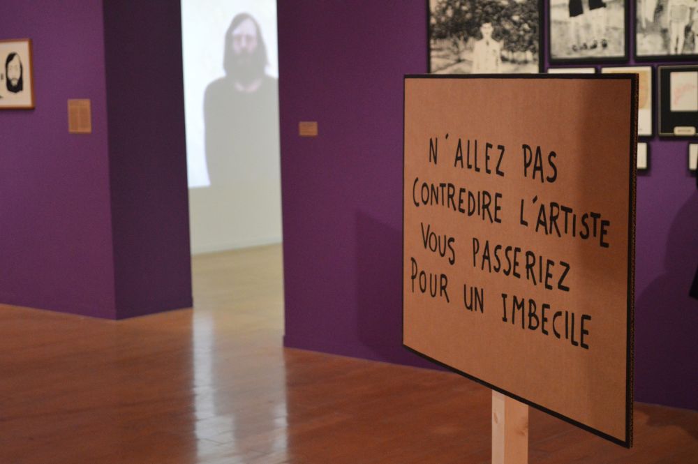 N'allez pas contredire l'artiste vous passeriez pour un imbécile  - panneau en carton par Jean Claude Guillaumon