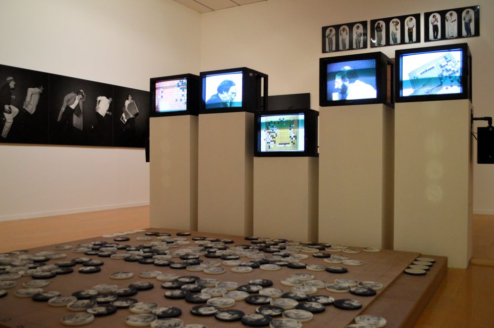 Installation vidéo et plastique autour d'un jeu de go par Jean Claude Guillaumon