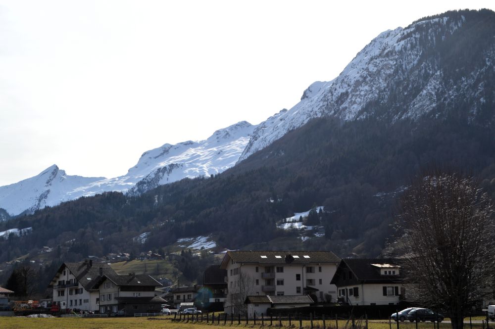 le village de Thônes entouré de montagnes