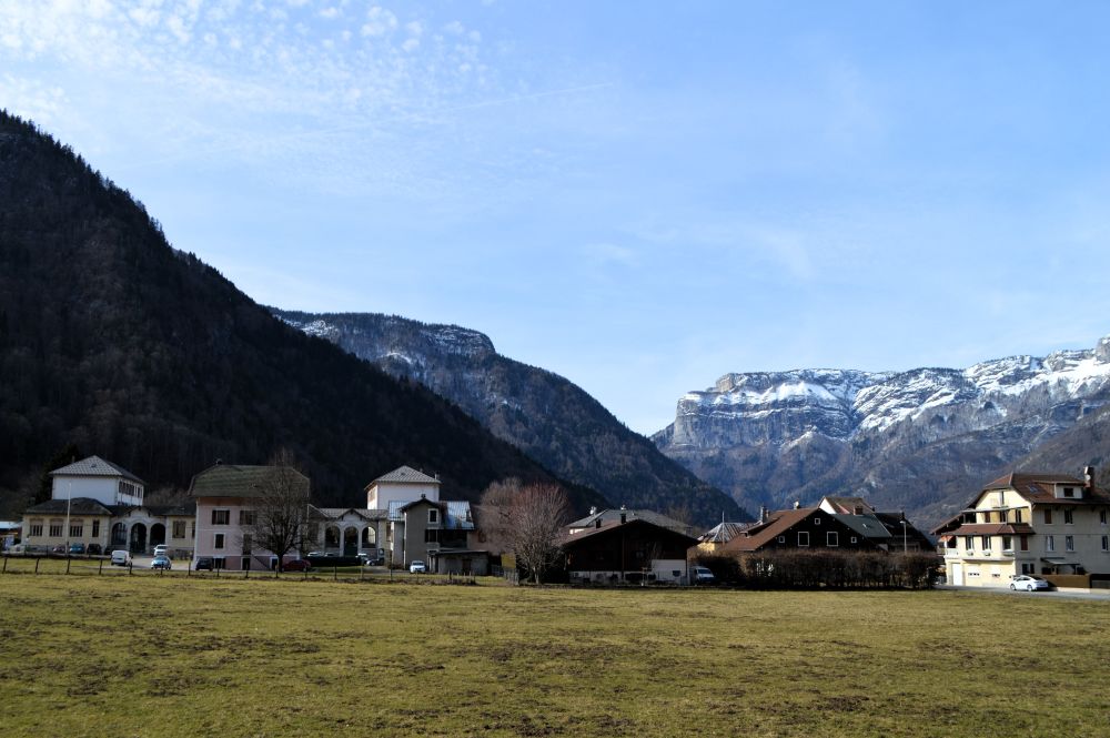 le village de Thônes entouré de montagnes