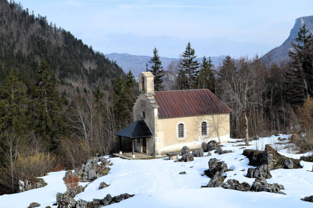 la chapelle de Valchevrière sous la neige