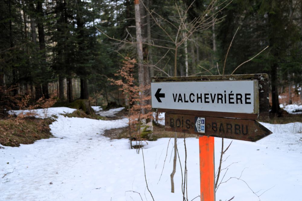 panneaux directionnels indiquant Valchevrière et Bois Barbu