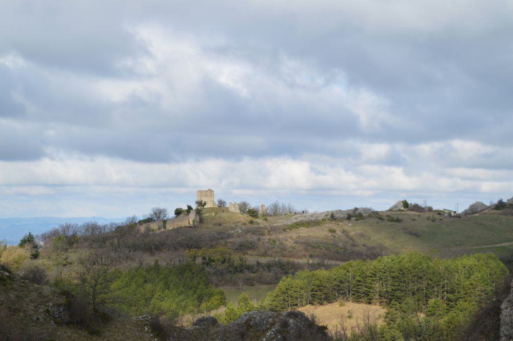 vue sur le château des Cornillans et les roches de la Pangée à La Baume Cornillane