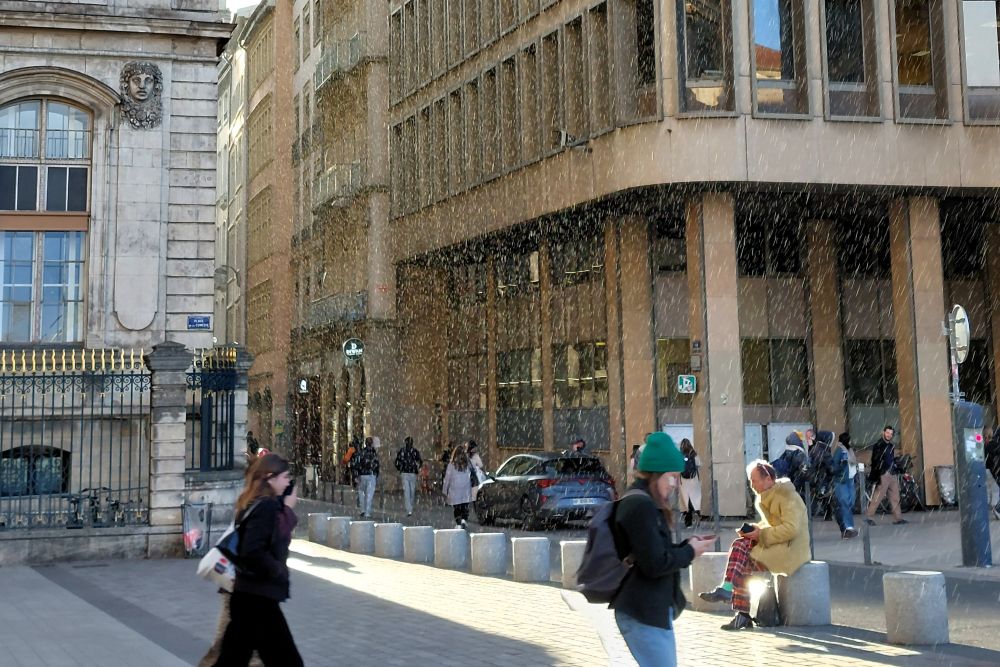 giboulée de mars dans une rue de Lyon
