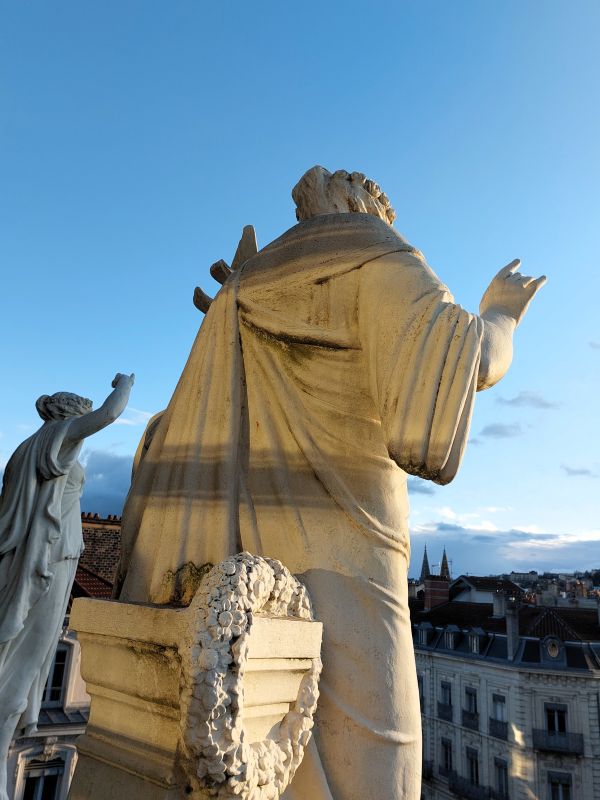 vue sur les sculptures de la façade de l'opéra de Lyon depuis la terrasse du bar Les Muses