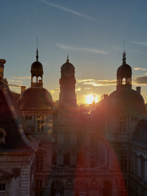 coucher du soleil sur l'hôtel de ville de Lyon