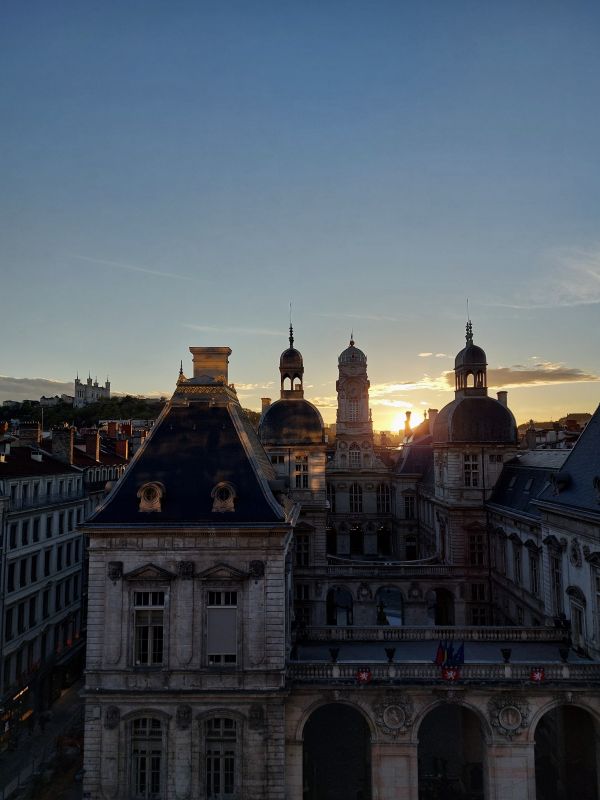 coucher du soleil sur l'hôtel de ville de Lyon