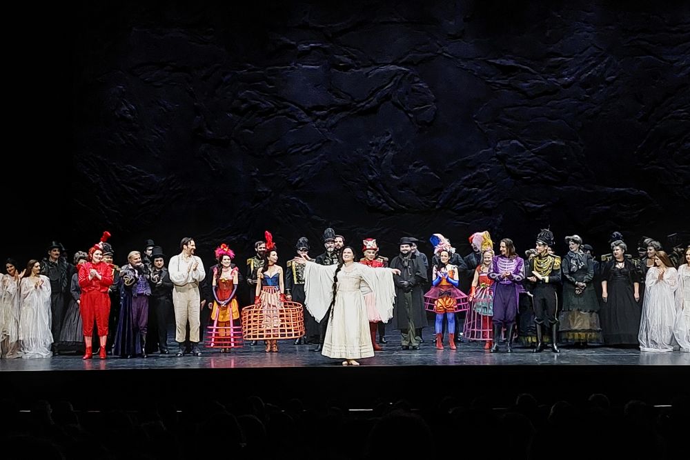 Le salut des artistes à l'issue de la représentation de Manon Lescaut à Lyon le 26 mars 2026