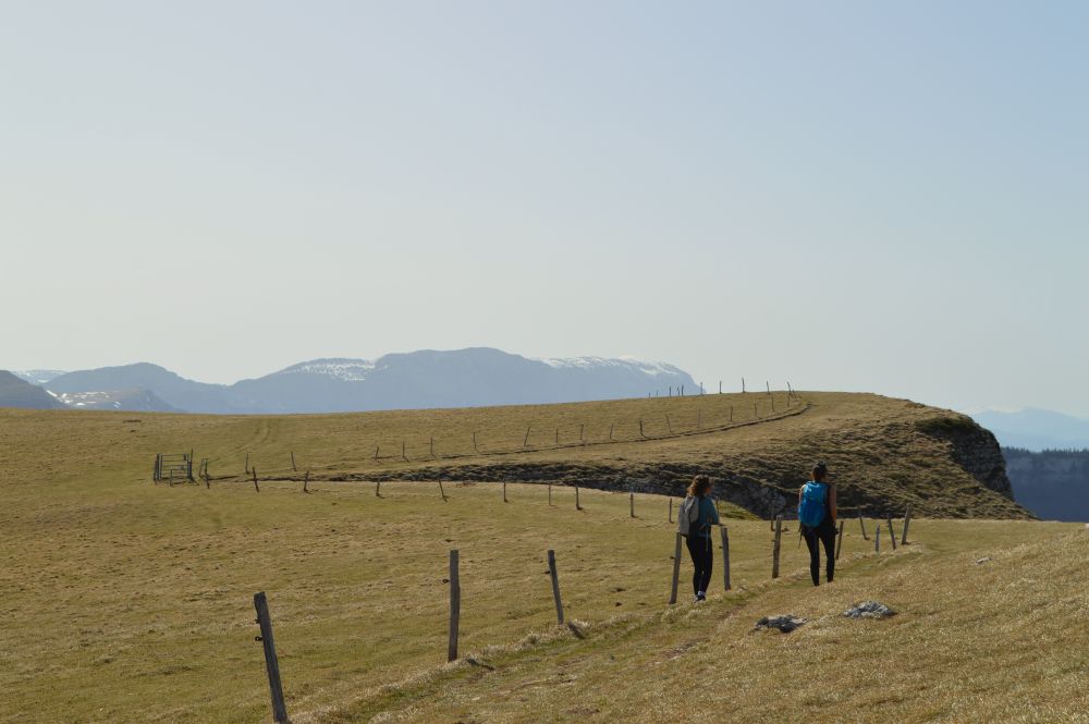 deux randonneuses sur l'alpage de Font d'Urle