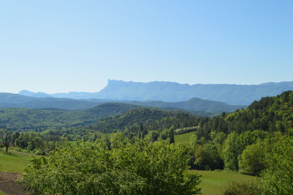 vue sur les 3 Becs depuis le village de Suze.