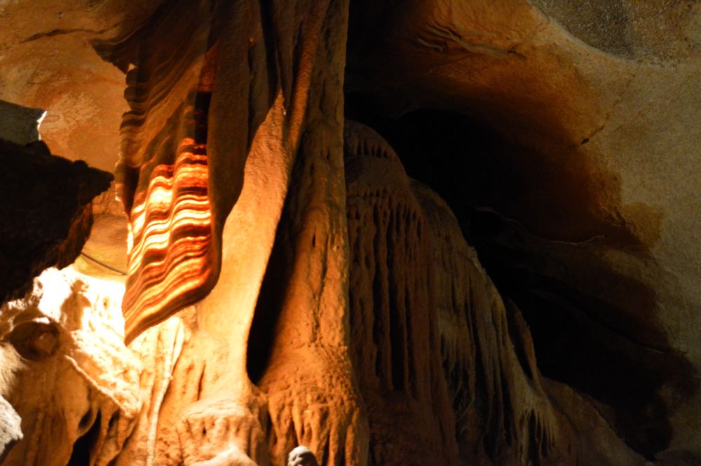 concrétions en forme de draperie dans la grotte de la Cocalière