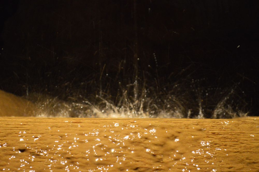 eau qui tombe sur une surface calcaire