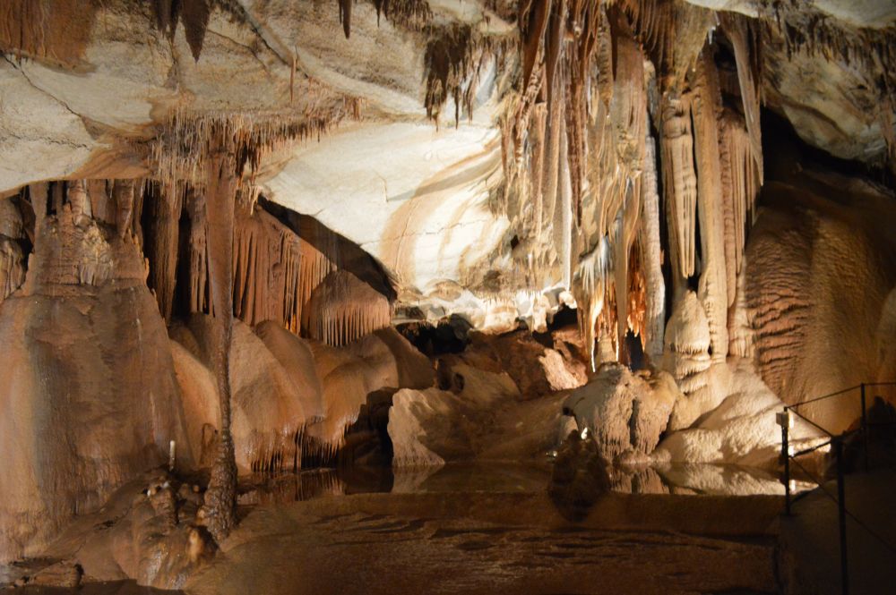 concrétions dans la grotte de la Cocalière
