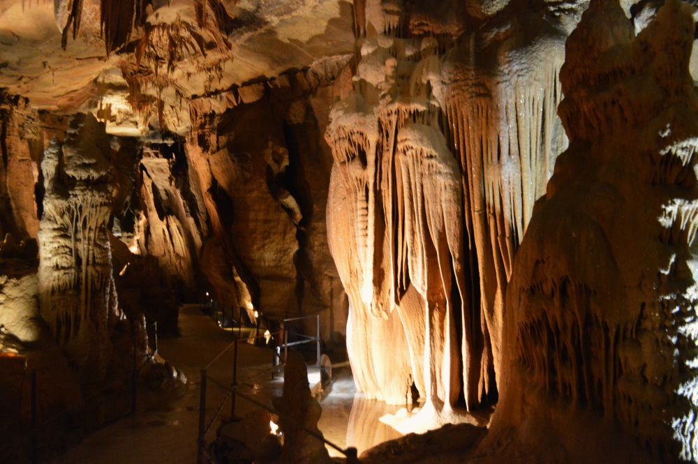 concrétions dans la grotte de la Cocalière