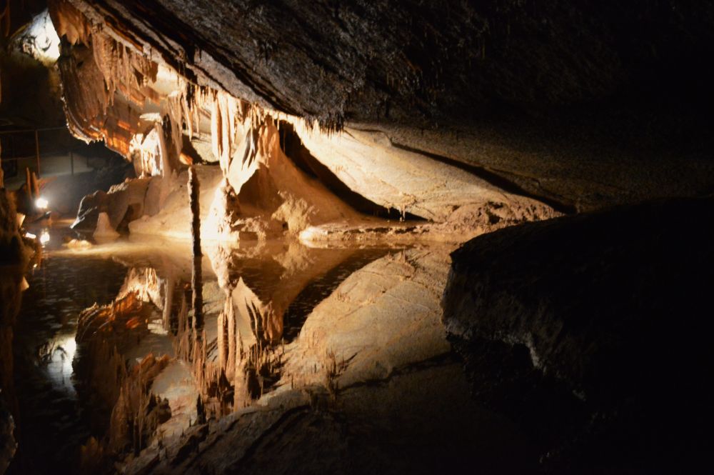 concrétions dans la grotte de la Cocalière se réfléchissant dans une flaque