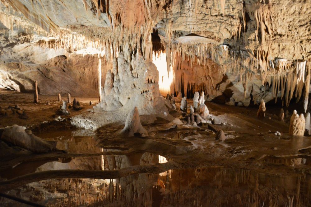concrétions dans la grotte de la Cocalière se réfléchissant dans une flaque