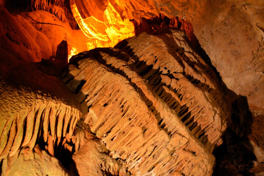 concrétions dans la grotte de la Salamandre