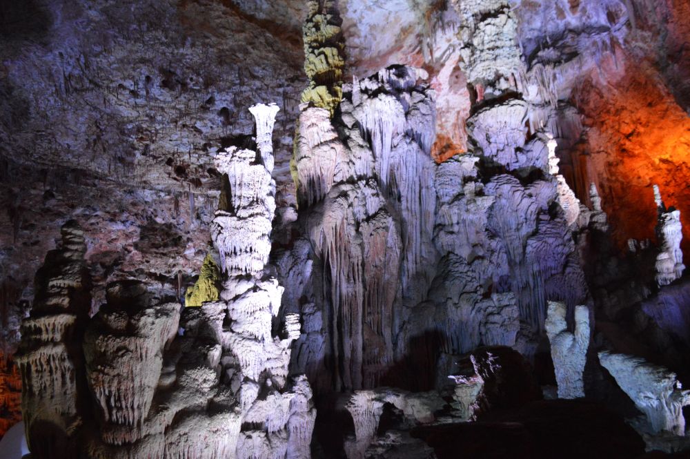 concrétions dans la grotte de la Salamandre