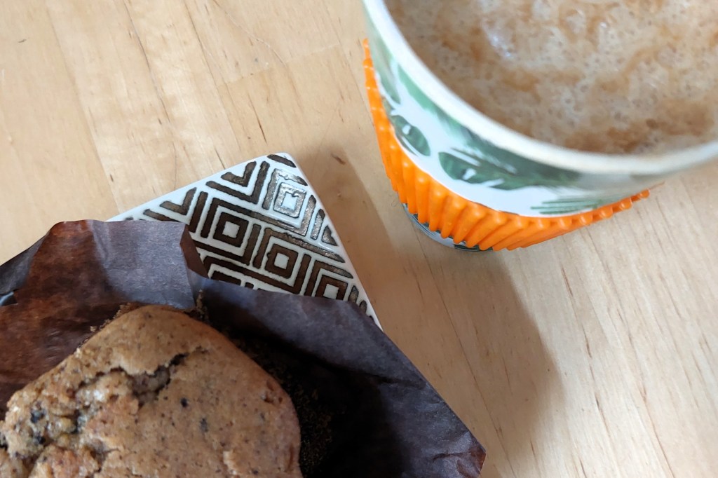 un bout de tasse de café avec un quart de muffin