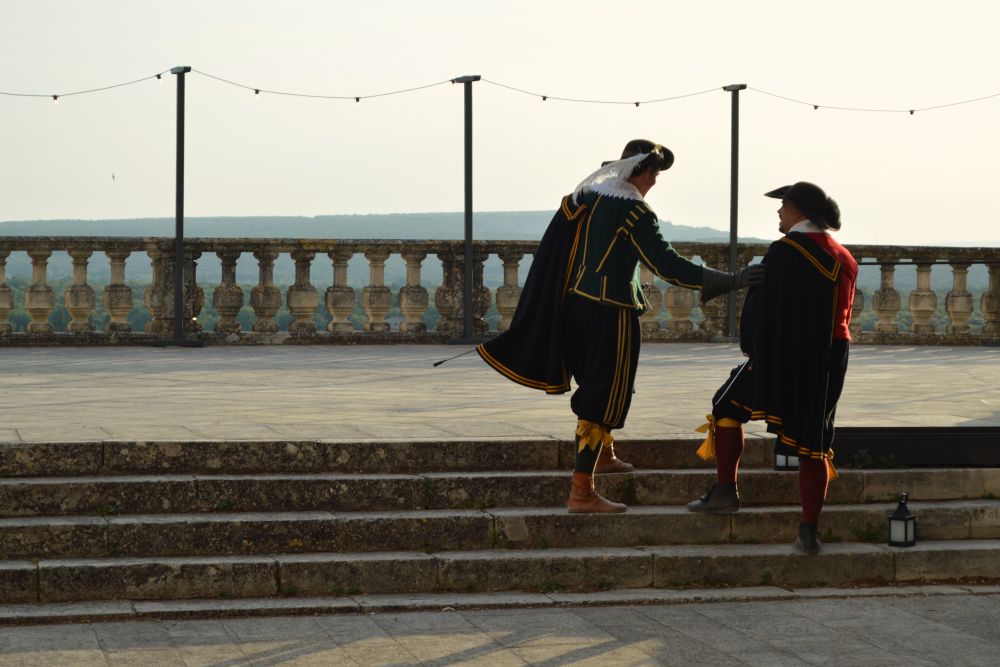 deux gentilhommes sur la terrasse du château de Grignan