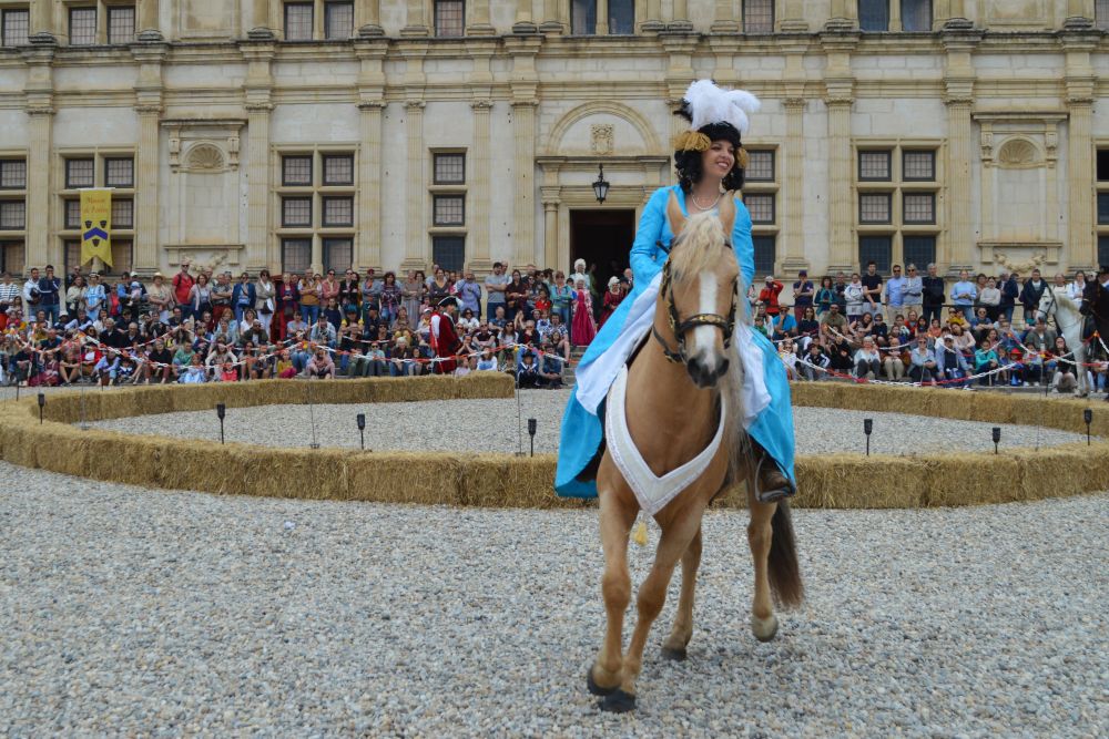 cavalière en tenue de marquise 